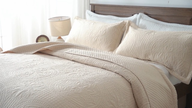 Amazon.com: Qucover Oversized King Bedspread 132x 120, Extra Wide
