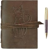 ✑ DIARIO DE GATO DE CUERO REAL HECHO A MANO - Diario de viaje A5 con una linda y tierna cubierta frontal suave en relieve de Gato con portalápices oculto. Nuestro cuaderno encuadernado en cuero incluye un bolígrafo gratis, siempre útil para comenzar a escribir en estos hermosos diarios de color marrón oscuro. Un útil marcador de yute mantiene su lugar para la próxima vez que lo abra. La correa de cuero larga se envuelve alrededor del cuaderno para asegurarla firmemente cuando no está en uso
