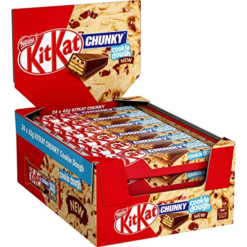 Kitkat Chunky Cookie Dough ( 24 x 42g) Schokoriegel Knusperwaffel mit einem Topping mit Cookie Dough Aroma (19%) überzogenmit Milchschokolade (59%).