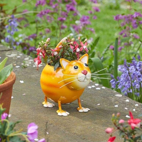 Garden Mile Novelty Cat Planter Hand Painted Metal Hard Wearing Weather Proof Animal Themed Planters Outdoor Garden Décor Flower Pots for Outdoor Decoration (Cat Planter)