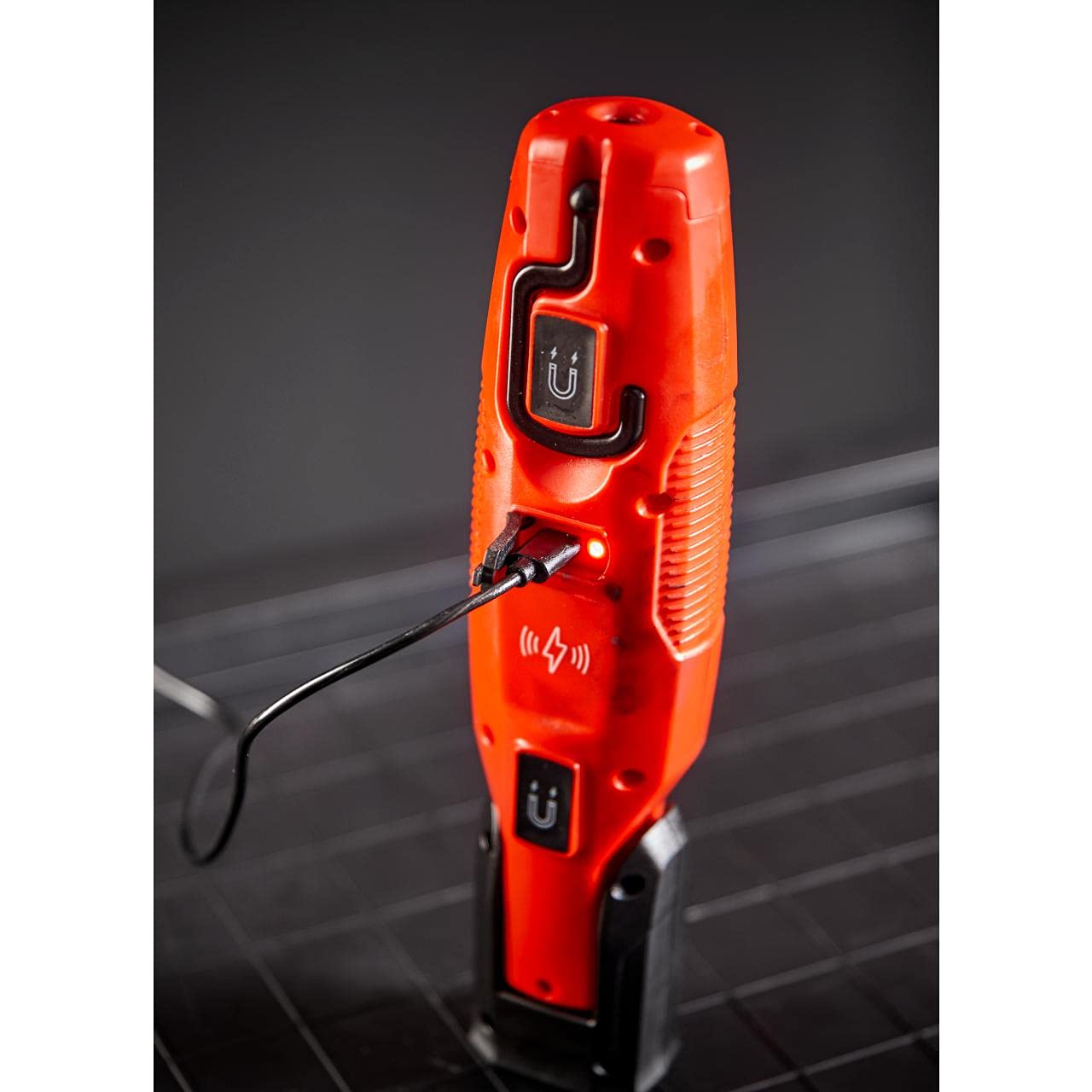 Formula 1 10822 COB-LED - Lampada da Lavoro per Officina, 600 Lumen, Ricaricabile con USB, con Gancio per appenderlo, Magnete, per Auto, Officina, Rosso/Nero