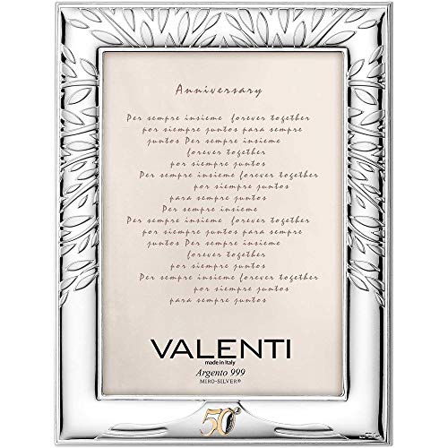 Cornice portafoto di Valenti. Cornice portafoto in Argento Laminato e Retro in Legno con Albero della Vita Ideale per Nozze d'oro. Le Dimensioni Sono 18x24 cm. La referenza è 51075 5l