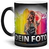Wenn Sie heiße Flüssigkeit einfüllen, dann - simsalabim - wird die Tasse weiß und das Motiv sichtbar. Im kalten Zustand ist die Tasse außen schwarz. Das Druckmotiv ist ganz leicht schematisch erkennbar