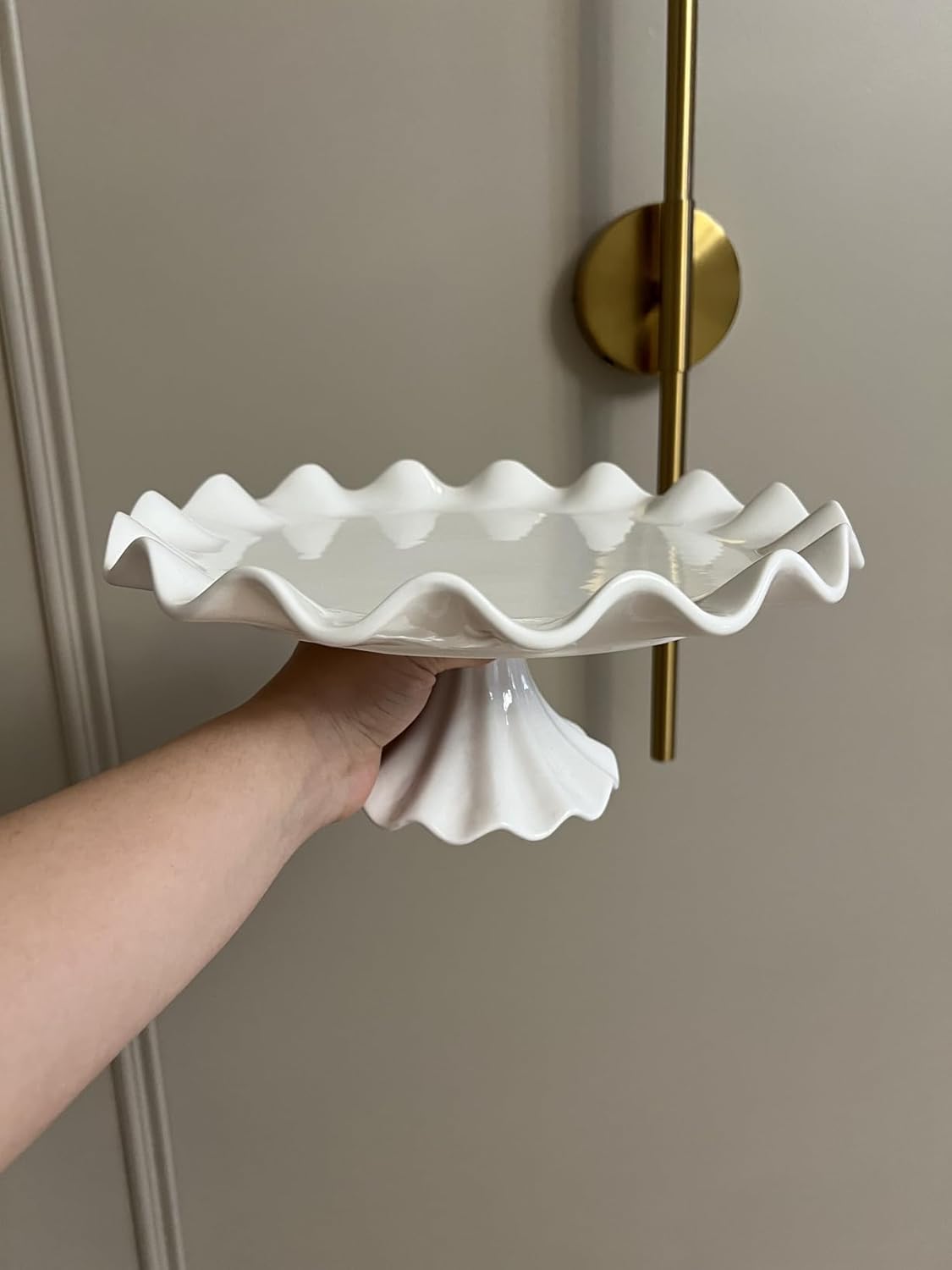 10.5-Inch White Porcelain Cake Stand – Elegant Dessert & Cupcake Stand for Cake, Pastries & Cookies – Decorative Wavy-Edge Pedestal Cake Plate for Wedding, Baby Shower & Dessert Table Display
