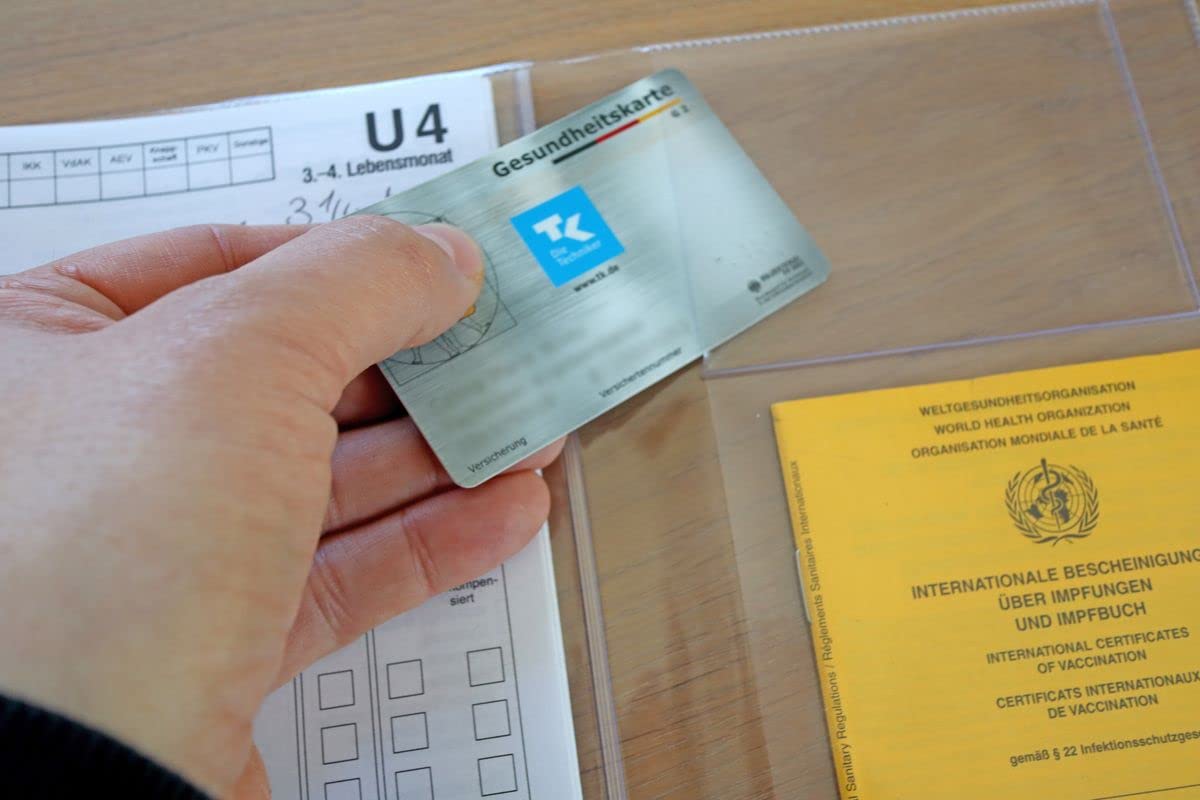 Mikalino Uheft Hülle für das gelbe Untersuchungsheft Transparente U-Heft Schutzhülle aus Kunststoff mit Fach für Impfpass Uhefthülle mit 3 Fächern für Krankenkassenkarte, Grösse:200 Stk.