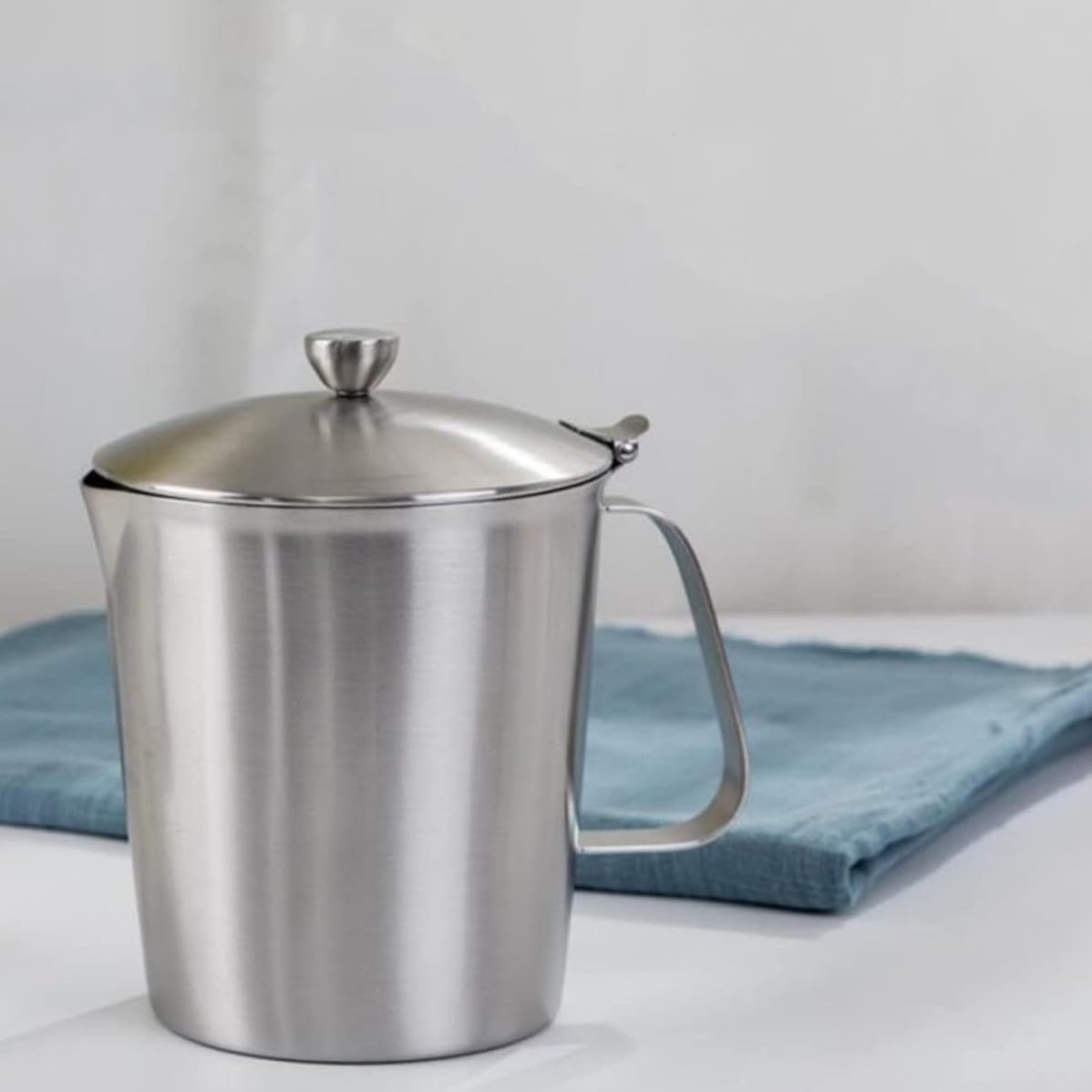 Taza Medidora Resistente Diseño Elegante con Tapa de Acero Inoxidable de 1000ml para Café y Leche Adecuado para Restaurantes y Bares