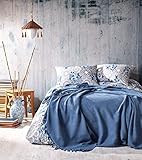 MUSTER: Das einzigartige Wabenmuster passt sich jedem Ambiente an. Ein echtes Schmuckstück, das nicht nur im Wohnzimmer funktioniert, sondern auch als dekorativer Bettüberwurf. Das Design passt besonders gut in den Landhausstil oder auch dem Klassischem Ambiente und fügt sich auch in moderne Raumgestaltungen ein.