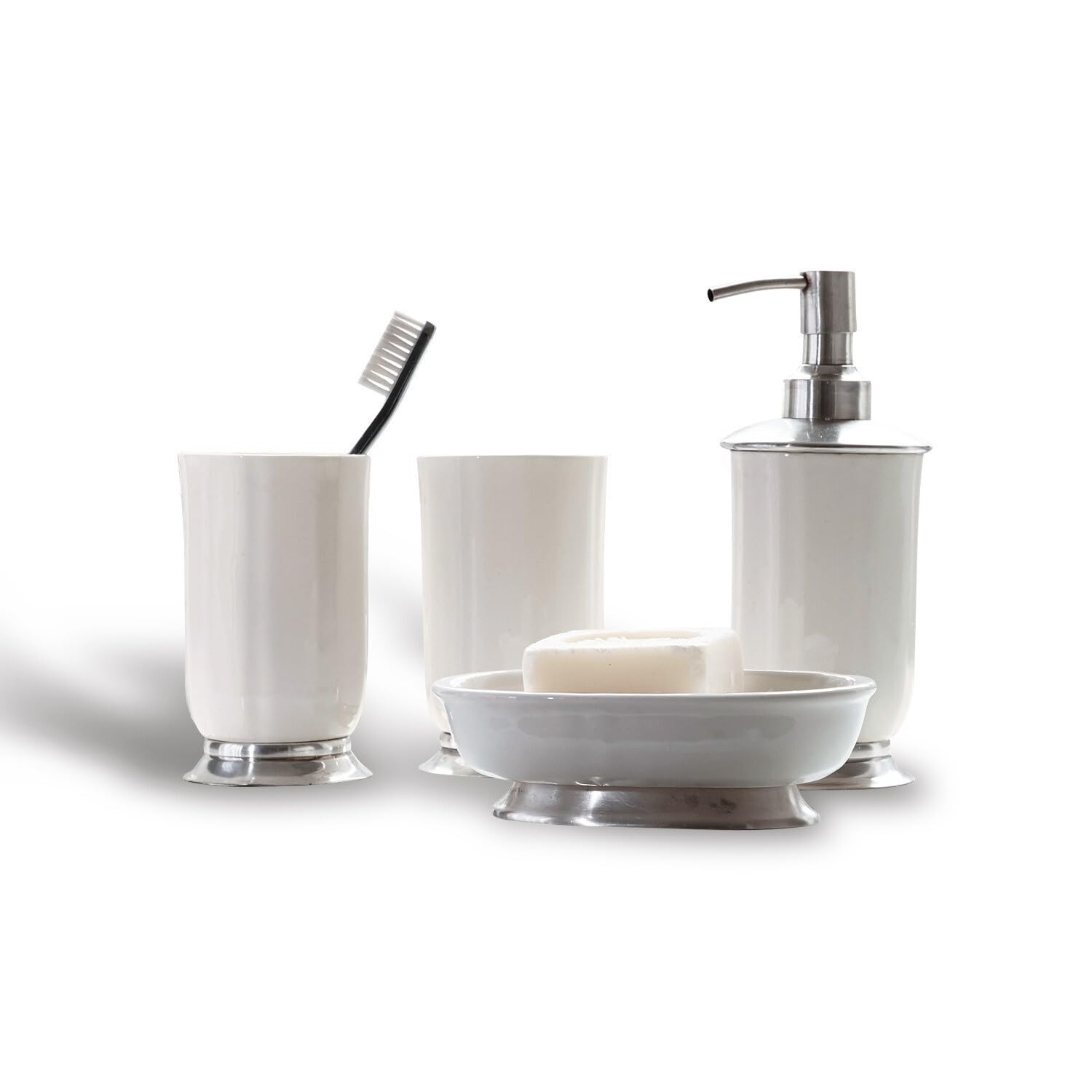 Loberon Bad-Set Millicent, Zwei Becher, eine Schale und EIN Seifenspender, Zeitloses Design, Badzubehör, Badaccessoire, Keramik, Messing, weiß/Silber | Zwei Becher, eine Schale und EIN Seifenspender, Zeitloses Design, Badzubehör, Badaccessoire, Keramik, M