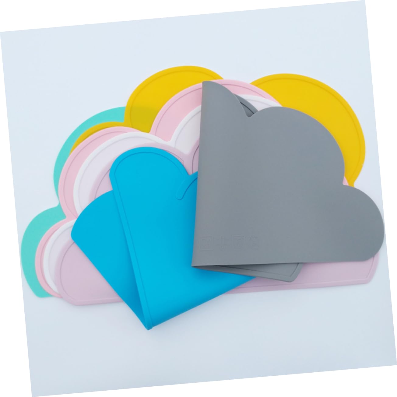 GRIRIW Heat Insulation Silicone Placemats Set Cloud Shaped Placemats for Boys and Girls Wipeable Surface Pet Dish Mat