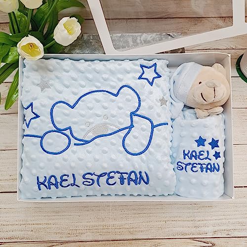 Miniatura 5 de Manta De Bebé Y Dou Dou Personalizado Con El Nombre Del Bebé Bordado. Regalo Ideal Para Bebé Recién Nacido, Baby Shower Y Padres Primerizos. Canastilla Bebé Recién Nacido. 4 Colores Disponibles.