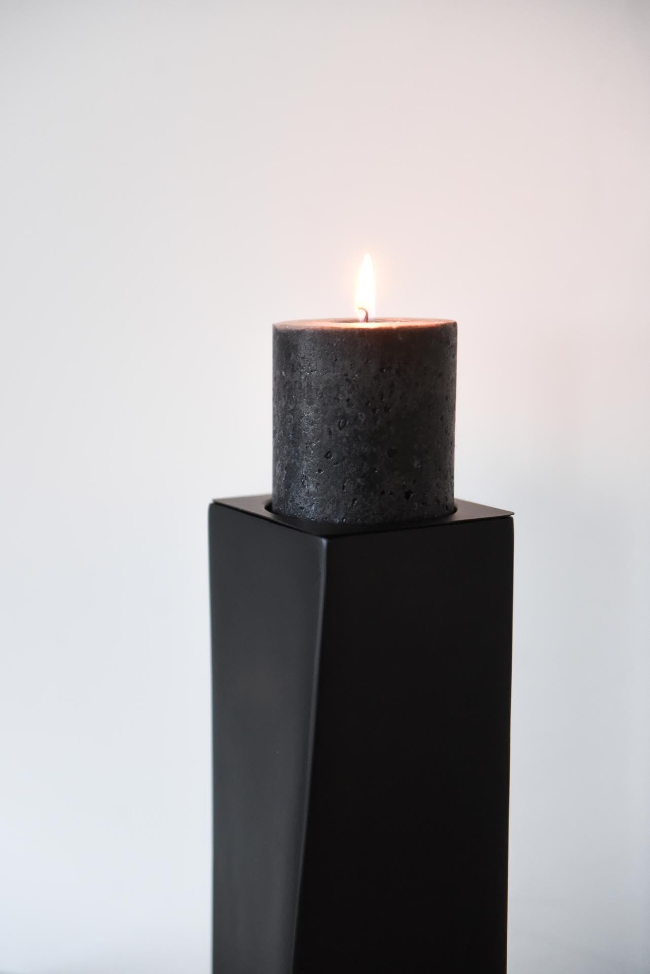 VIVANNO Kerzenhalter HYDRON Schwarz Matt - Moderner Metall Kerzenständer | Design Bodenwindlicht aus Metall für Stumpenkerzen bis 7 cm, auch als hohe Bodenvase für Trockenblumen und Deko nutzbar