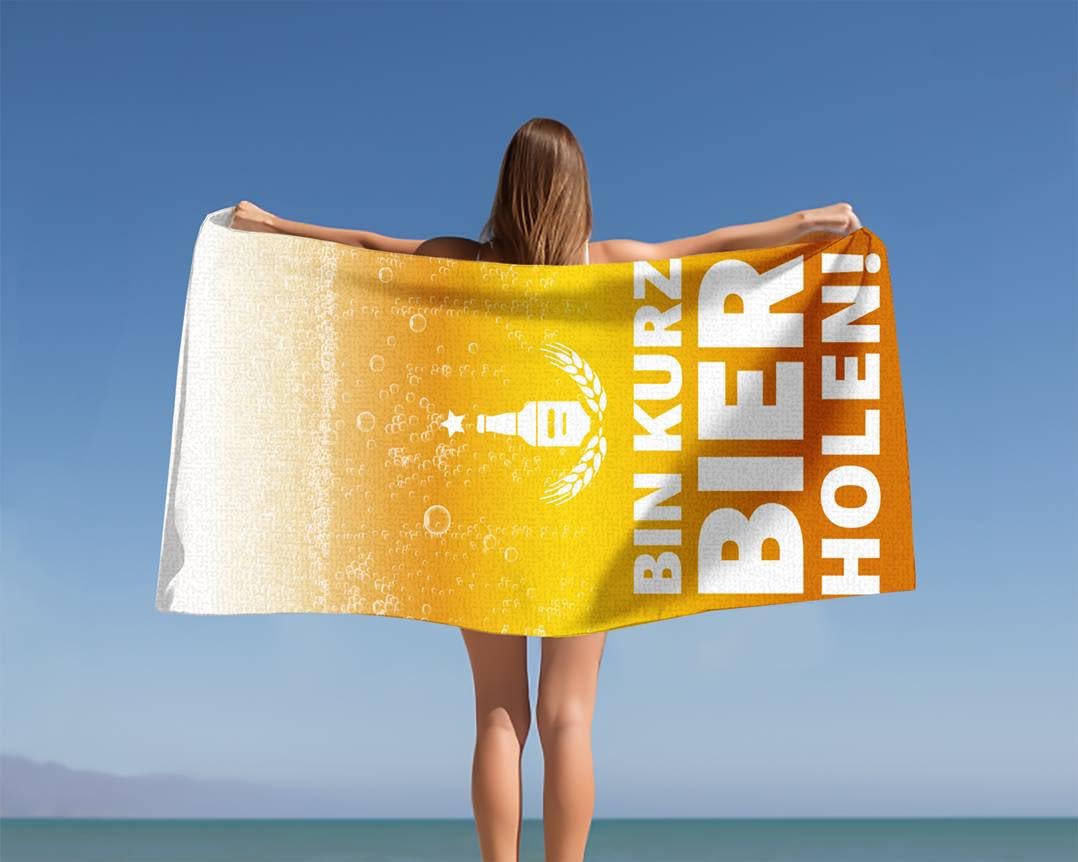 Tassenbrennerei Handtuch & Strandtuch mit Spruch: Bin kurz Bier Holen - Duschtuch lustig als Gechenk für Männer - Badetuch als Geschenkidee (140x70cm)