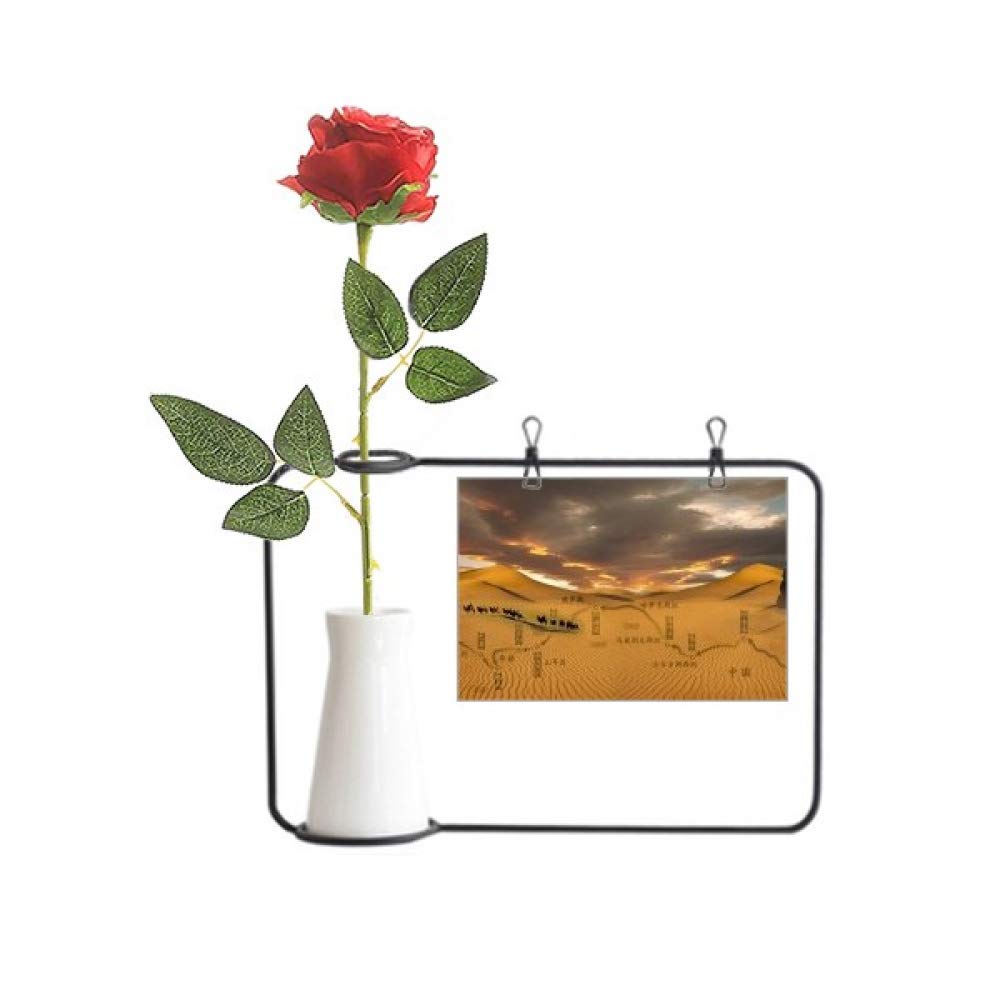 Rose artificielle suspendue pour embellir un mur sombre sans entretien avec vase