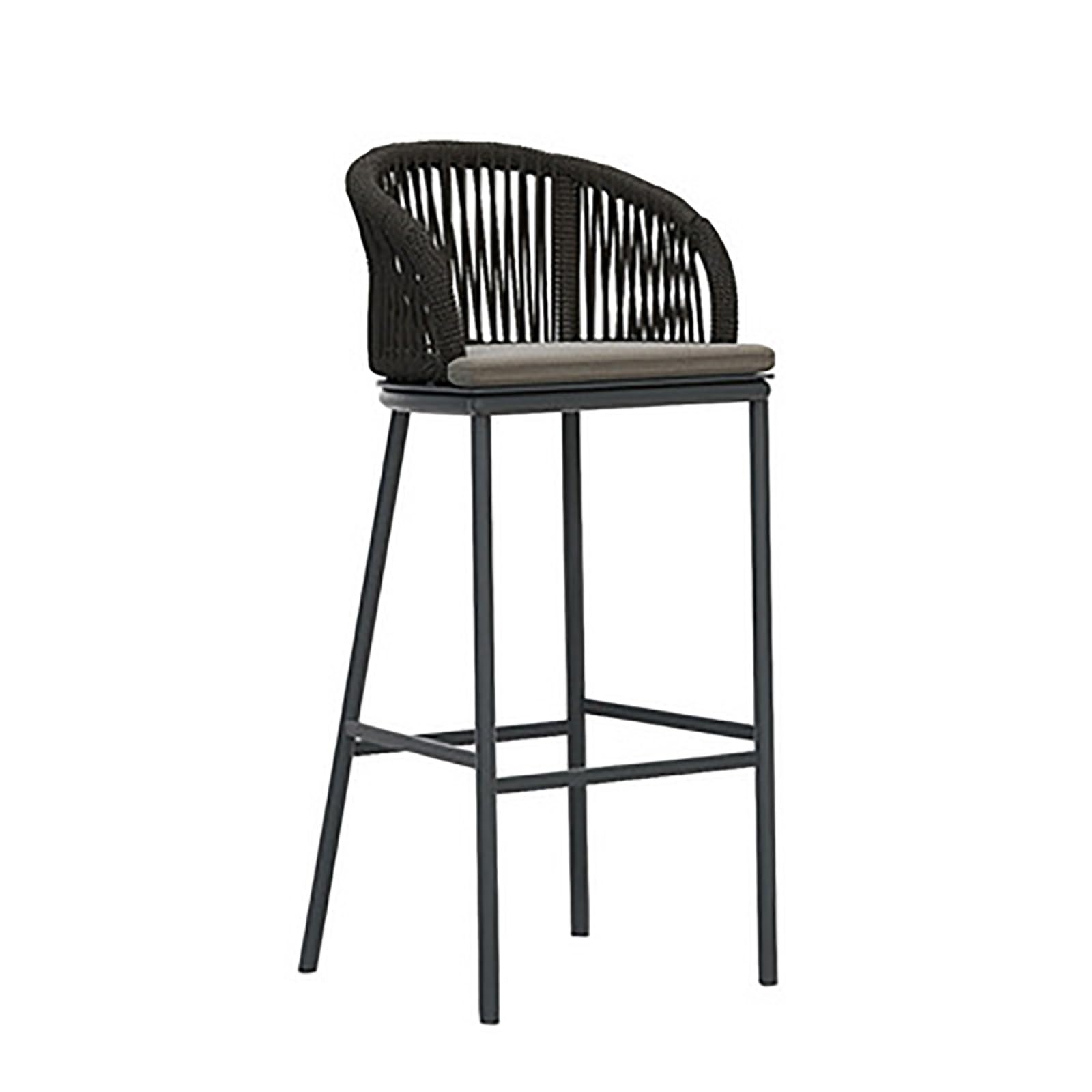 Tabourets de bar en rotin pour un petit-déjeuner chaleureux autour de l'îlot de cuisine