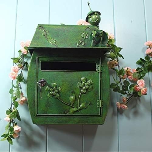 Boîte aux lettres vintage en métal robuste avec couvercle étanche pour une entrée élégante