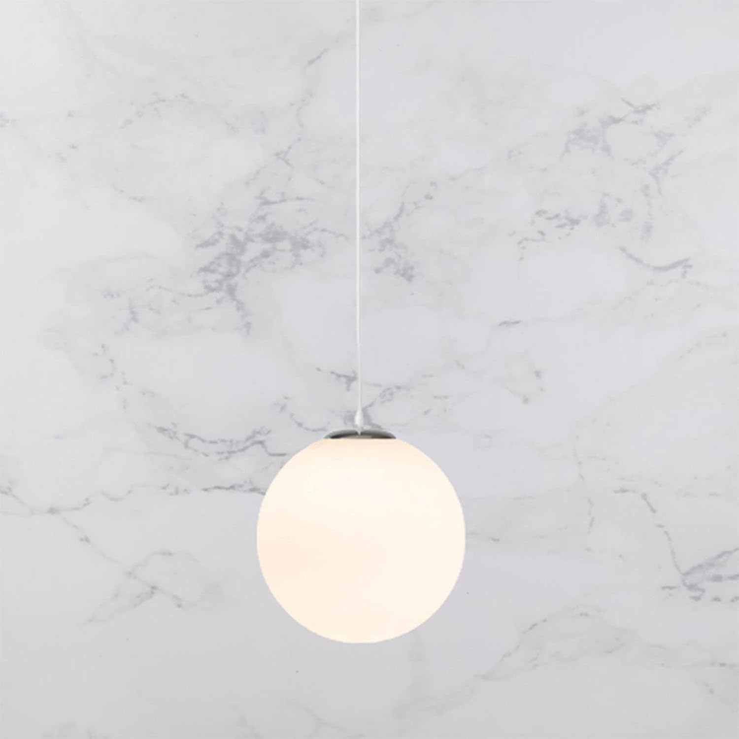 Suspension ronde verre blanc laiteux pour créer une ambiance de restaurant