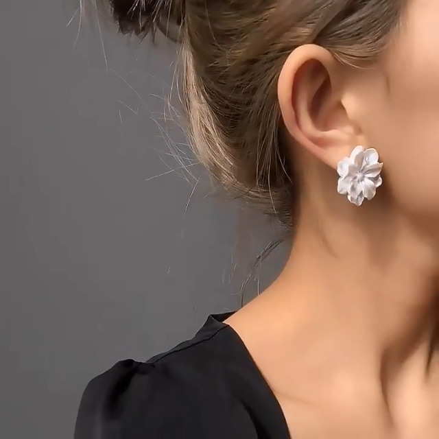 Boucles d'oreilles en résine : bijoux pétales de fleurs pressées vertes et blanches - France