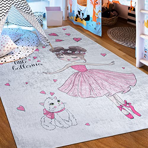 Mazovia Tapis Chambre Enfant - Lavable Tapis Imprimé à Poils Courts - Doux Moquette pour Chambre - Tapis Antidérapant Emma - Tapis Enfant Ballerine de Ballet Chat - Rose Pink Gris 140x200cm Cover