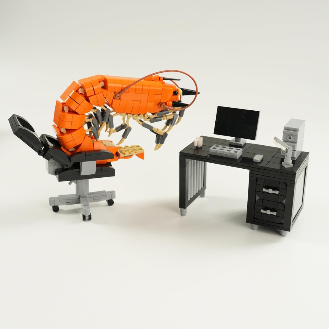 Working Shrimp Man Klemmbausteine, Arbeitender Garnelenmann Bausteine Set, 675 Teile Klemmbausteine Garnelen Modellbausatz mit Computer/Bürobedarf, Wohnkultur Geschenk