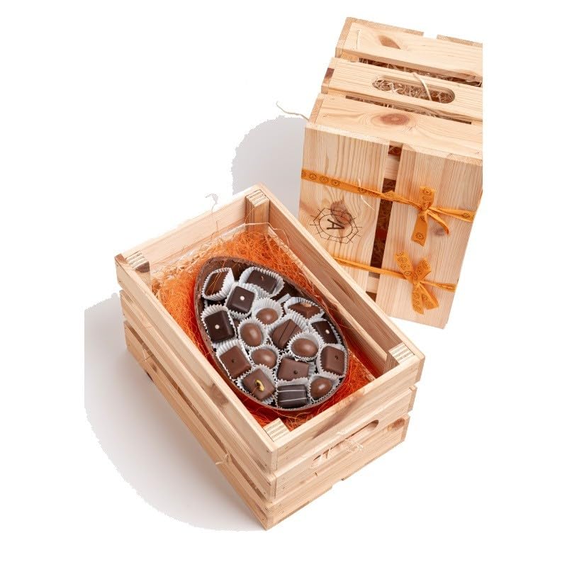 Coquille de chocolat croustillante avec pralines, coupes et œufs dans un coffret en bois (700 g)