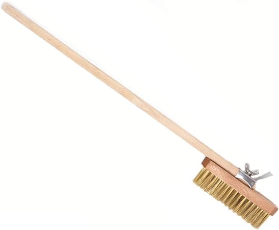 Brosse de nettoyage pour four à pizza en cuivre avec manche en bois – 22.8″ Brosse de nettoyage pour four à pizza en cuivre avec manche en bois – 22.8″