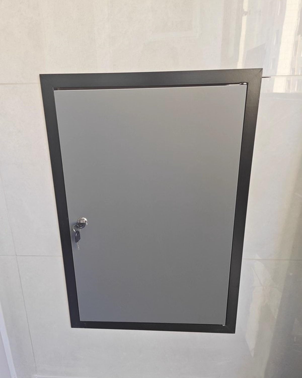 Trampilla Pladur para eliminar ruidos del techo y puerta de inspección con cerradura gris oscuro
