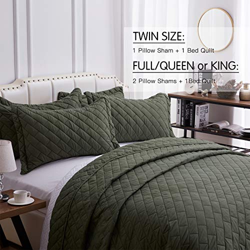 SunStyle Home Quilt Set King Size Olive Green 3 Piece, Ultra Soft Lightweight Luxurious Microfiber Coverlet Modern Style Rectangle Pattern Bedspread Set (Includes 1 Quilt, 2 Pillow Shams)