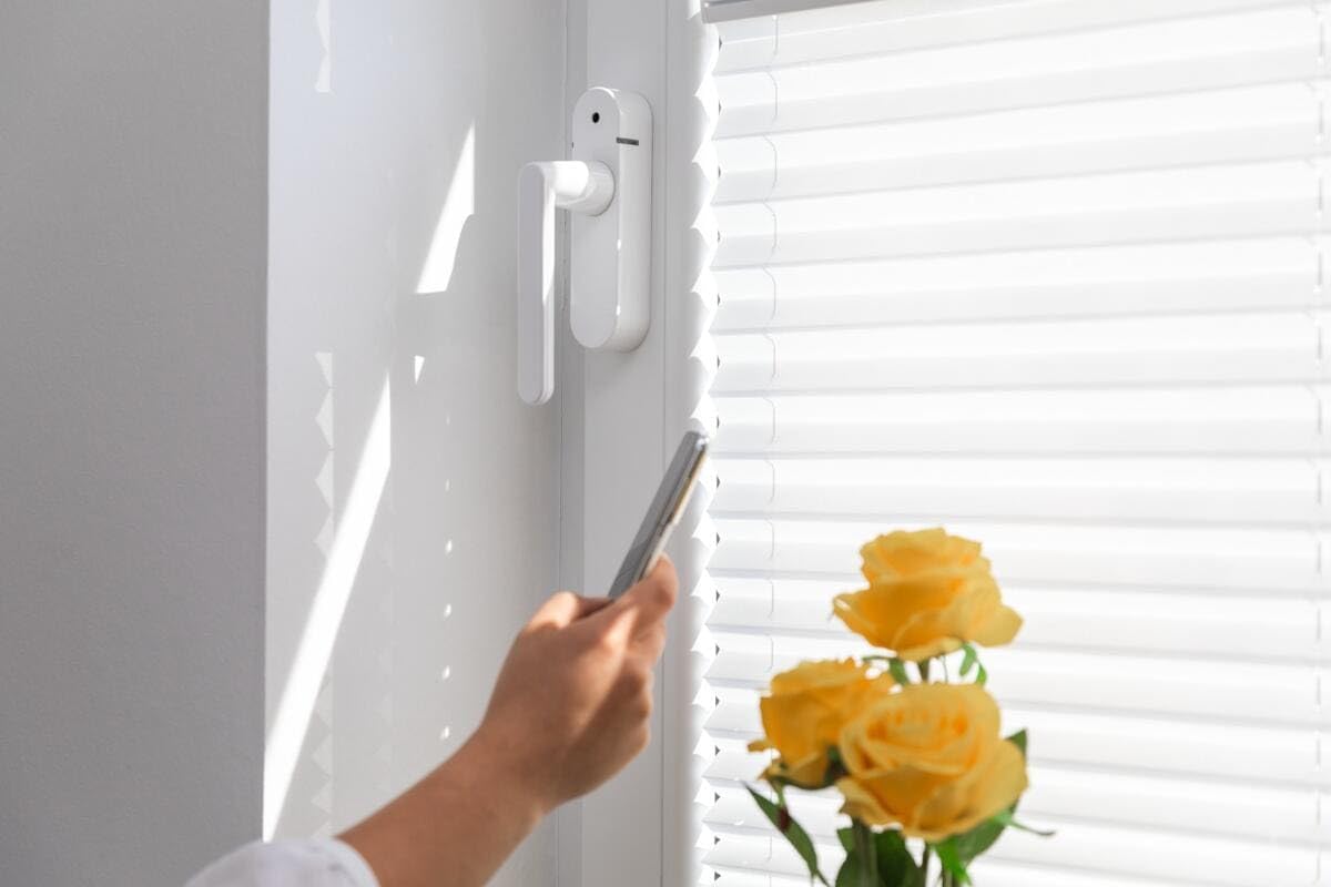 Schellenberg 46512 Fenstergriff mit Alarm, Balkontürgriff, Smart Home Funk-Alarmgriff - für mehr Sicherheit, laute Alarmfunktion, 32-43 mm Vierkantlänge - stufenlos einstellbar, Weiß