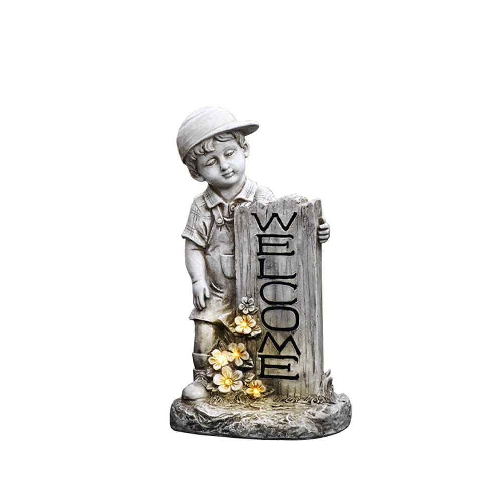 Statue de garçon solaire en résine antique pour illuminer et décorer votre jardin la nuit.