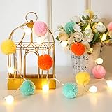 Guirnalda de luces de bonito diseño: iluminación LED especial con pompones de colores, se ve realmente lindo y romántico.