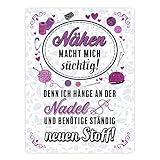 Nähen macht mich süchtig Metallschild XXL in 28x38 cm als Dekoration für das Nähzimmer von Mama und Oma mit makabrem Witz über Drogen