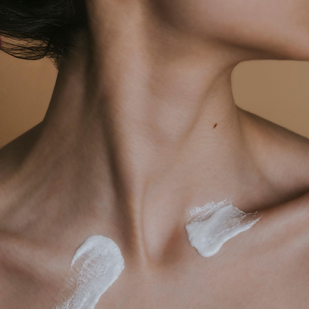 mellow NOIR Neck & Décolleté Cream 50 ml, Straffende Hals- und Dekolleté Creme mit Q10, Hyaluronsäure und COL-4-FRAG REMASTERED™, Für glattere, festere und definierte Haut