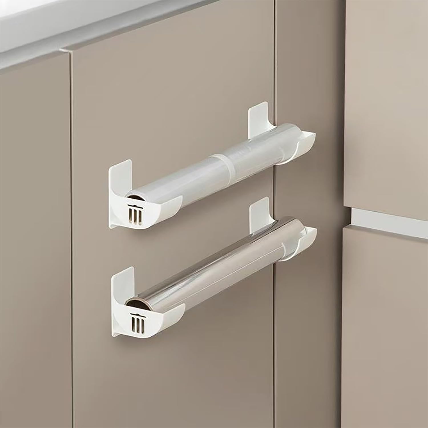 Ganchos adhesivos para organizar bolsas o rollos de cocina por 0,79€
