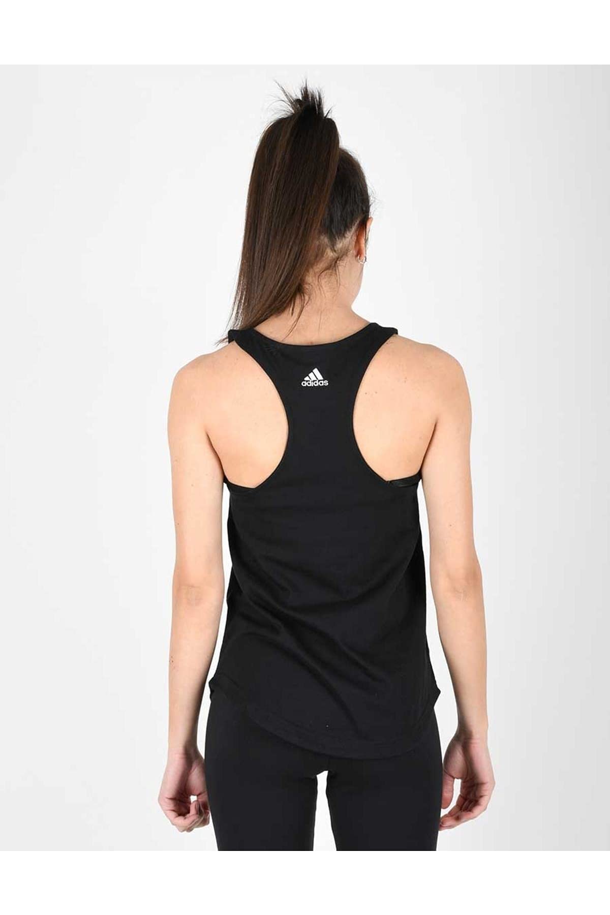 Camiseta Adidas para mujer.