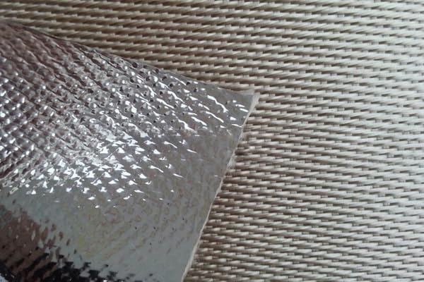 Protector térmico de escape aluminizado que repele el calor extremo en el motor 3