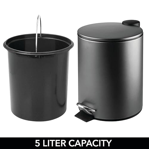 Miniatura 4 de mDesign Cubo de basura de metal de 1.3 galones5 litros, contenedor de basura con tapa para baño, tocador, dormitorio, cocina, sala de manualidades,