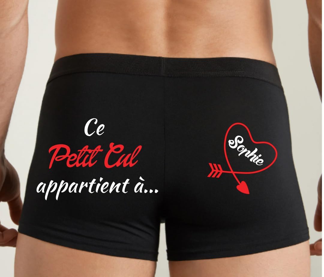Générique Set Boxer Homme et Culotte Dentelle Femme personnalisé - Cadeau Saint Valentin, Noël, Anniversaire - Motif Ce Petit Appartient - pochon et Deux Decoration en Bois Je t'aime Offert.