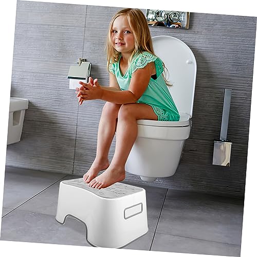 Tabouret de toilette compact pour une salle de bain moderne et zen