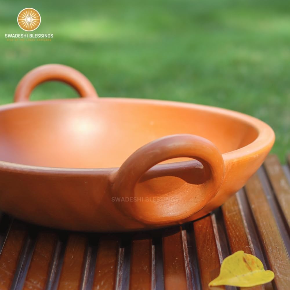 SWADESHI BLESSINGS Gamma esclusiva fatta a mano per argilla/Mitti/Earthen Kadai per cucinare, 1,8 litri (con tonalità di cottura naturale e lucentezza a specchio) + supporto in foglia di palma (rosso