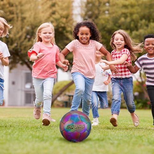 SQUAD Leuchtender Reflektierender Fußball Offizielle Größe 5 Holografisch Leuchtend im Dunkeln Fußball für Drinnen und Draußen - Ideal für Klein & Groß Fußballtraining Nachtspiele