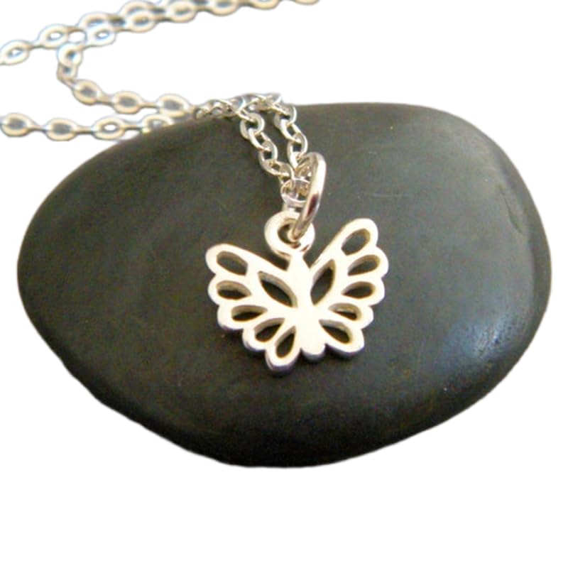 Collier papillon argenté le bijou de tous les jours pour un style poétique