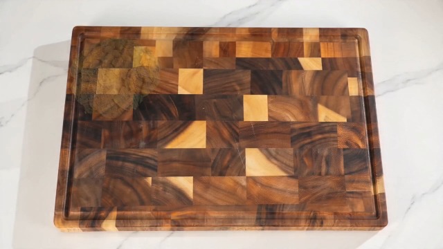 Tabla de cortar de madera con asas y ranuras 43x33x3 cm miniatura 7