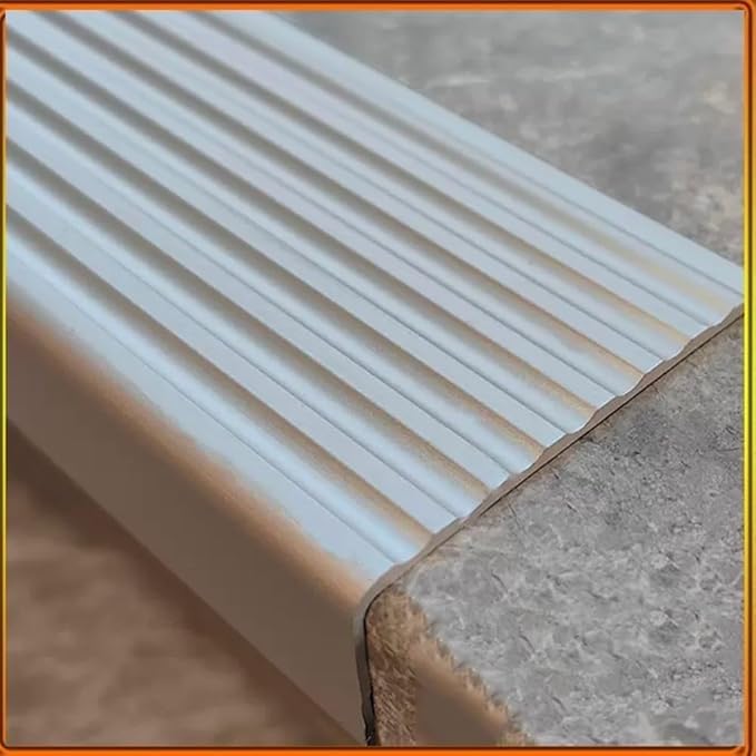 Moulure pour nez de marche en métal argenté de 7cm de large autoadhésive