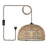 【Boho Rattan Lampenschirm】Ø 30 cm. Wenn die Pendellampe eingeschaltet wird, entsteht durch den geflochtenen Lampenschirm ein faszinierendes Zusammenspiel aus Licht und Schatten. Die Hängelampe bietet mit ihrem besonderen Design ein Highlight in jedem Raum – egal, ob in der Küche, im Wohnzimmer oder im Esszimmer über dem Esstisch.
