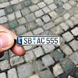 ✔ Individueller Schlüsselanhänger in PREMIUMQUALITÄT, personalisiert mit Ihrem KFZ-Kennzeichen im Maßstab 1:10, inklusive Bundeswappen und optional TÜV-Plakette.
