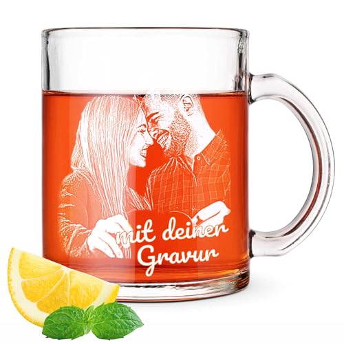 Kiwistar UG - Gravurglas Tasse mit Foto und Text personalisiert - Glasbecher mit Wunschgravur - Kaffeetasse, Teetasse für Paare Freunde Familie - individuelle Fototasse mit Namen graviert