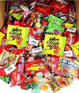 مزيج متنوعة من حلوى الحفلات السائبة Twizzlers Nerds السويدية الأسماك الحامضة الحامضة لعبة الدبابيس Starburst وأكثر من الحلوى المفضلة لديك.