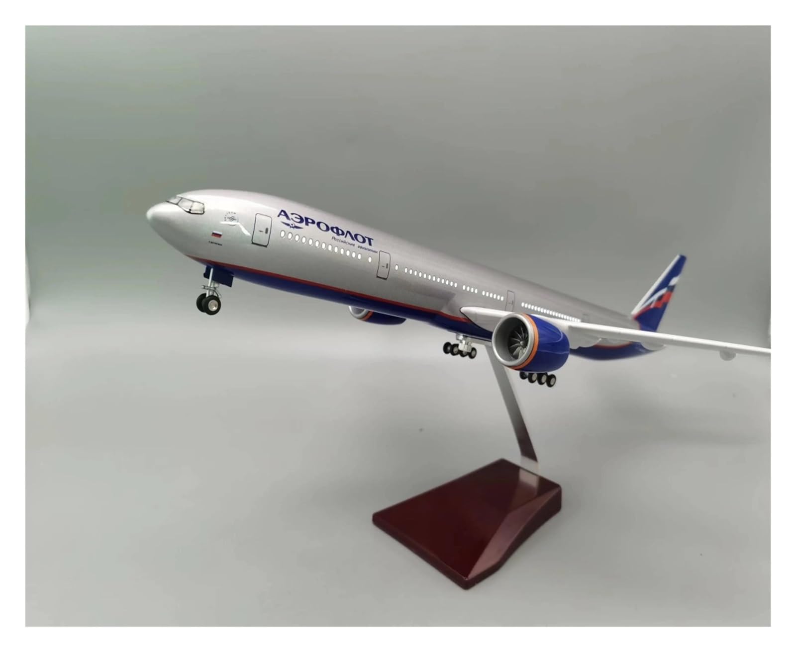 Aereo in Metallo pressofuso 47 cm Scala 1/157 per Modello di Aereo B777 Modello di Aereo Russo W Carrello di atterraggio con Luce e Ruota per Raccolta ed Esposizione (con Luce)