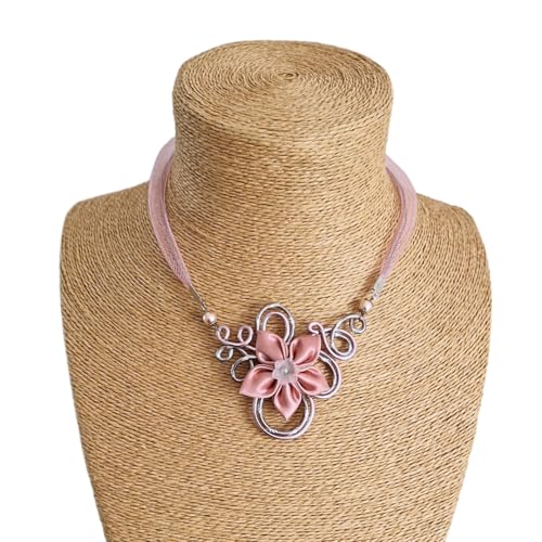 Collier pendentif alu rose clair avec fleur satin pour sublimer vos tenues d'invitée