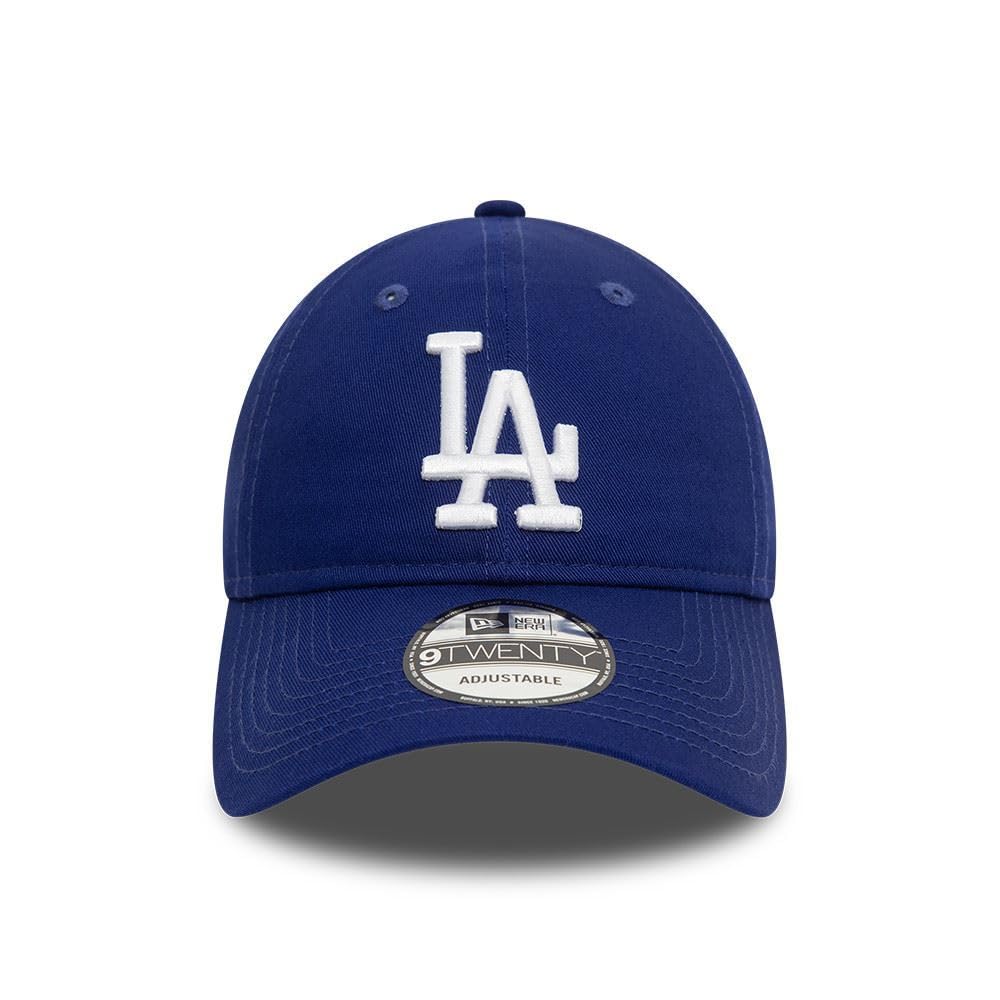Primer plano de la etiqueta 'MLB League Essential' en la visera de la gorra New Era 9Twenty.